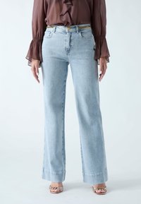 Клешеные джинсы