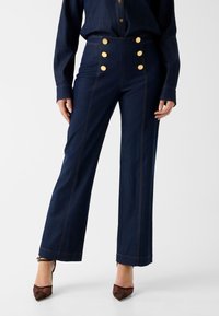 Прямые джинсы