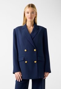 Короткое пальто