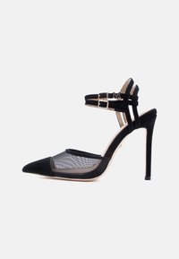 Туфли на высоком каблуке