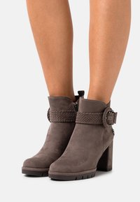 Полусапожки на высоком каблуке Полусапожки на высоком каблуке