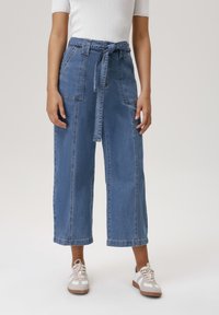 Короткие джинсы