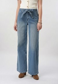 Прямые джинсы