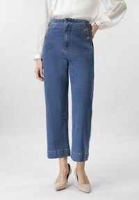 Прямые джинсы