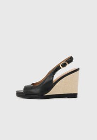 Босоножки на танкетке Босоножки на танкетке