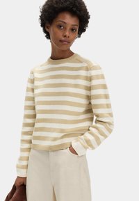 Пуловер в полоску