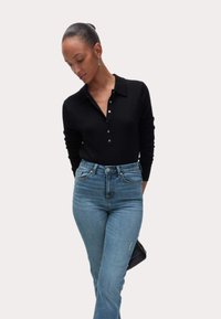 Прямые джинсы