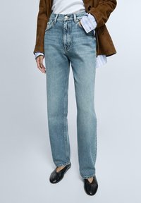 Прямые джинсы