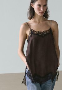 Топ на бретельках