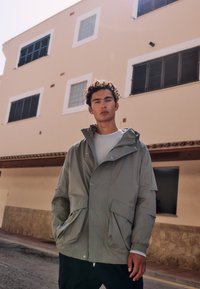 Короткое пальто