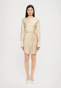 Короткое платье Короткое платье