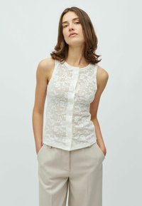 Блузка без рукавов