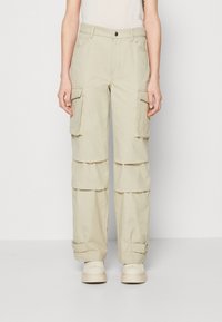 Брюки с накладными карманами