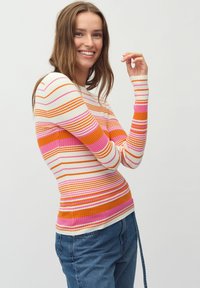 Пуловер в полоску