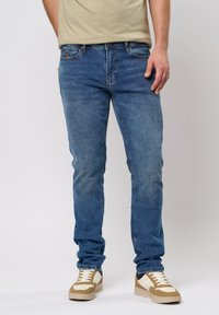 Узкие джинсы