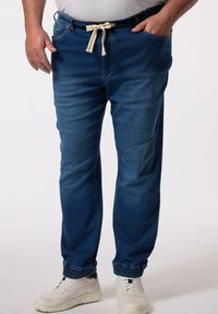 Узкие джинсы