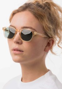 Солнечные очки Солнечные очки