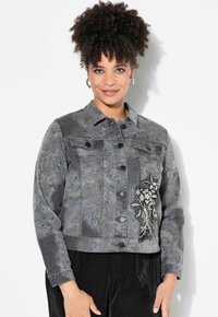 Джинсовая куртка