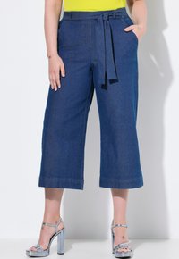 Короткие джинсы