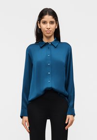 Атласная блузка