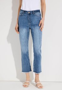 Короткие джинсы