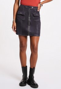 Юбка с накладными карманами