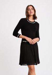 Пуловер с рукавом три четверти