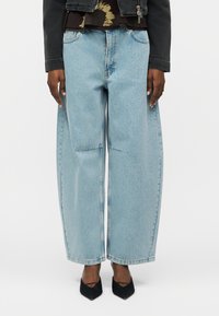 Свободные джинсы