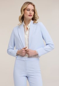 Короткий блейзер