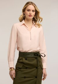 Атласная блузка