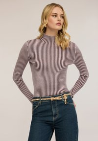 Пуловер в полоску