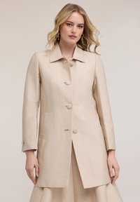 Короткое пальто