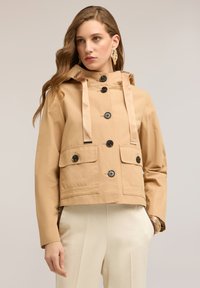 Куртка с накладнымит карманами