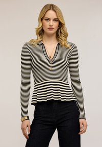 Пуловер в полоску