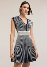 Вязаное платье