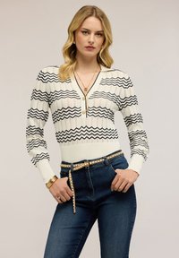 Пуловер с воротником поло