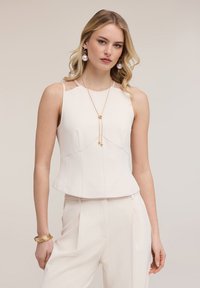 Блузка без рукавов