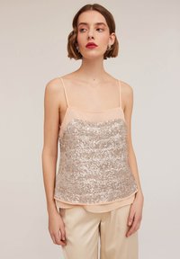 Топ на бретельках