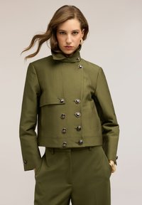 Блейзер с накладными карманами