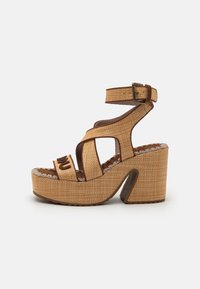 Босоножки на платформе