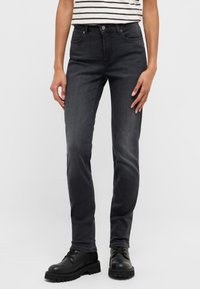 Узкие джинсы Узкие джинсы