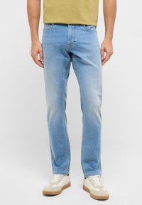 Прямые джинсы