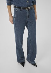 Свободные джинсы