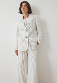 Короткое пальто