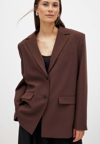 Короткое пальто