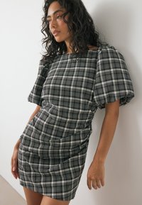 Короткое платье