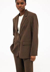 Короткое пальто