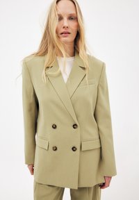 Короткое пальто