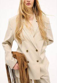 Короткое пальто