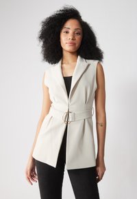 Длинный жилет